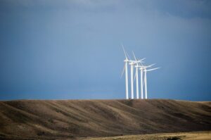 A national report calls on Congress to extend the production tax credit to allow wind energy continued growth and benefit for the economy and the environment